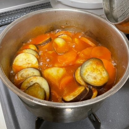 骨つき肉ではやっていませんが鳥もも肉で気軽にできました！スパイスから作ったのでとっても尚更美味しかったです♪スープカレーあたたまりますね(*´ω`*)